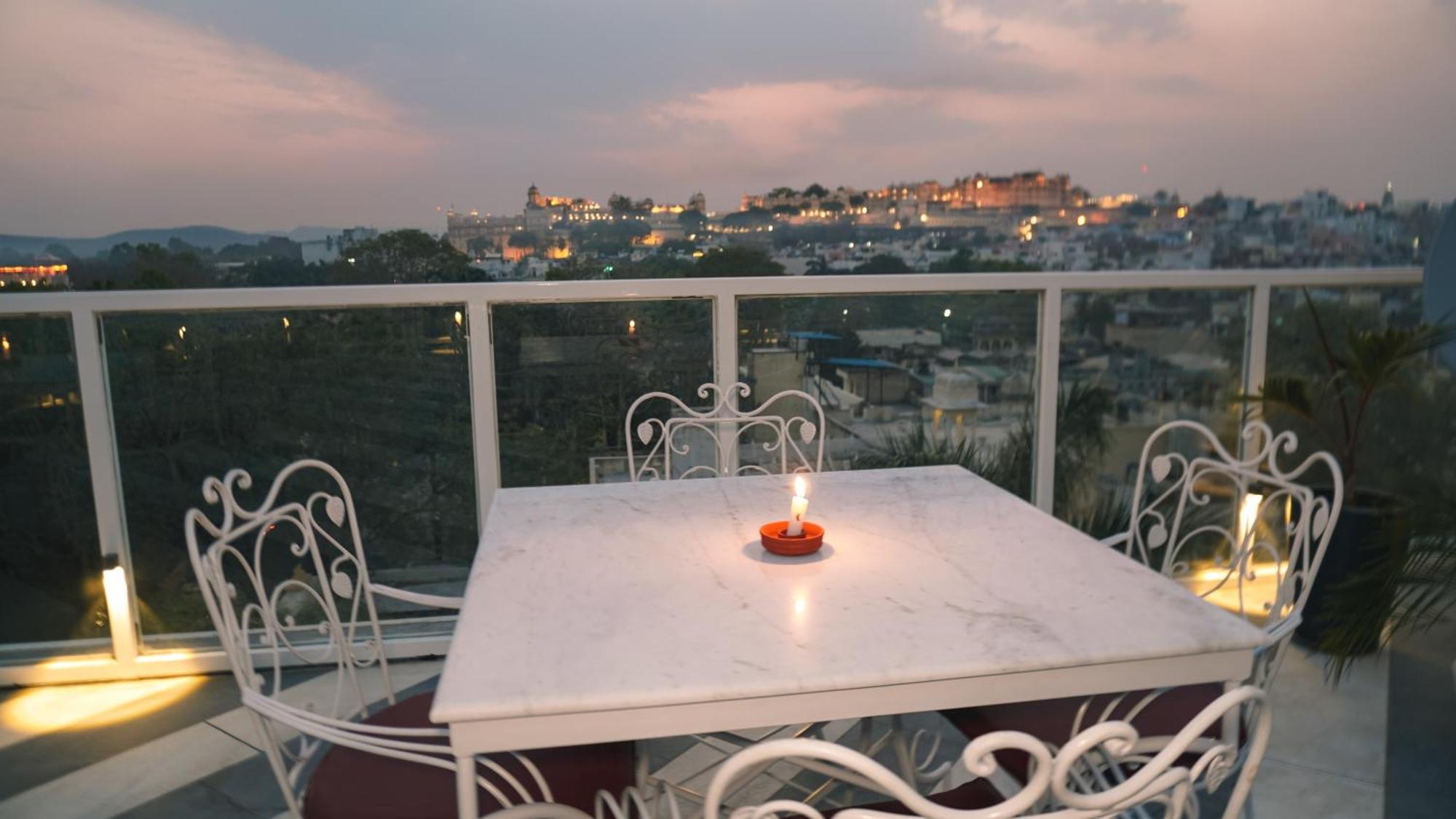 Hotel Naren Villa อุเดเปอร์ ภายนอก รูปภาพ