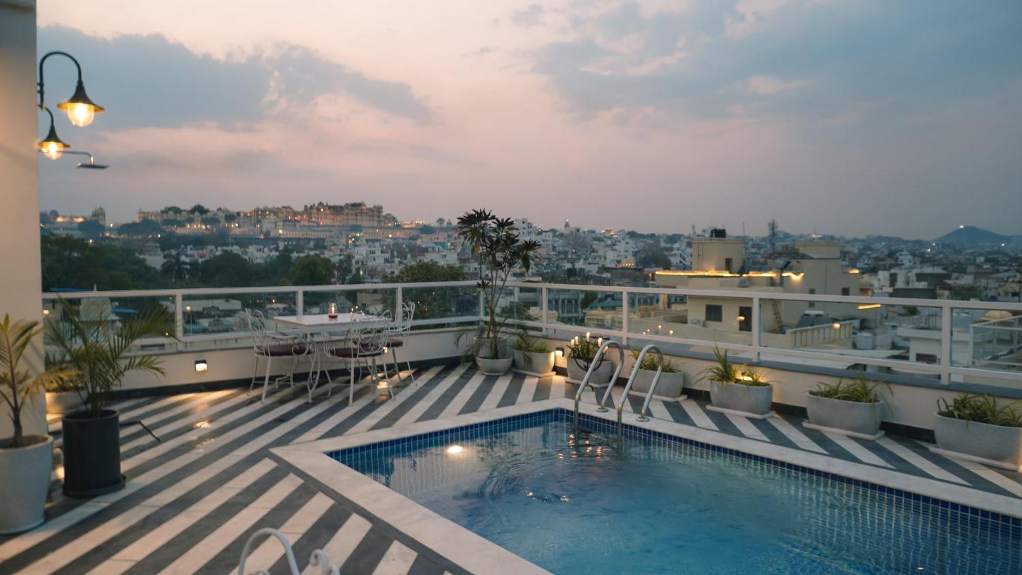 Hotel Naren Villa อุเดเปอร์ ภายนอก รูปภาพ